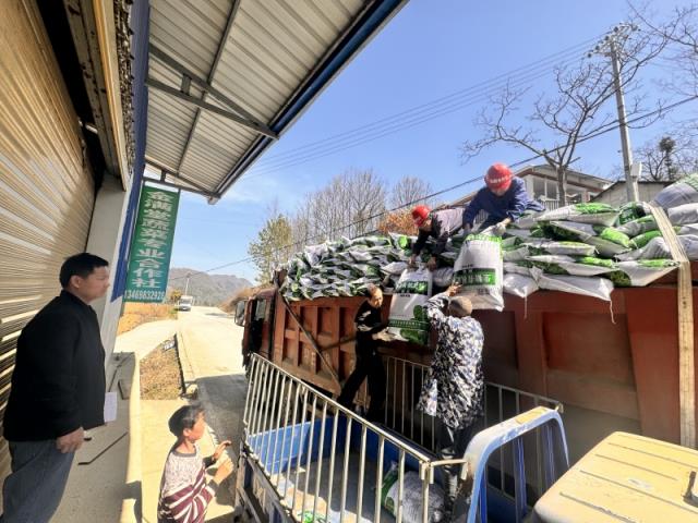 来袭！越南本土烟专卖店“炯炯有神”